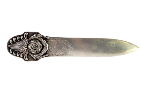 Abre cartas em prata com grinaldas e motivos florais relevados no cabo